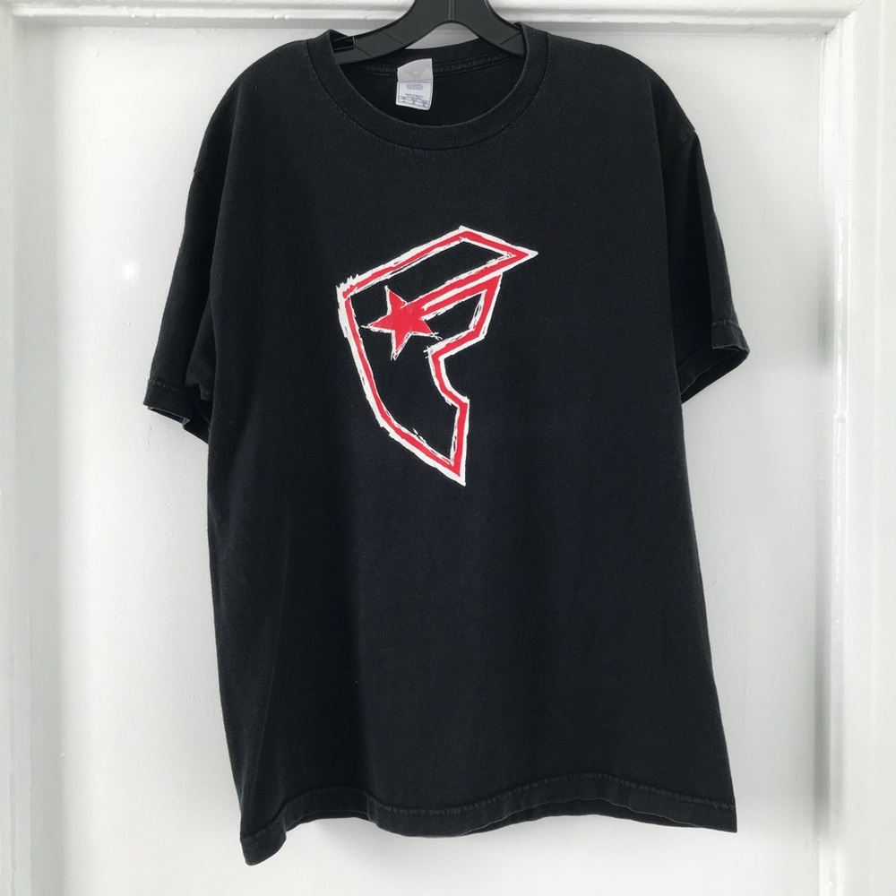 BLACK/RED FAMOUS STARS AND STRAPS BADGE T-SHIRT